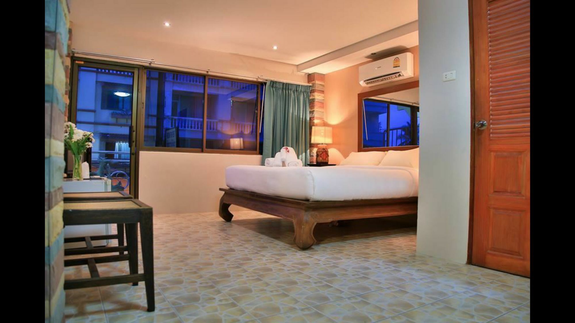 Avenue Beach Hotel Джомтиен Бийч Екстериор снимка