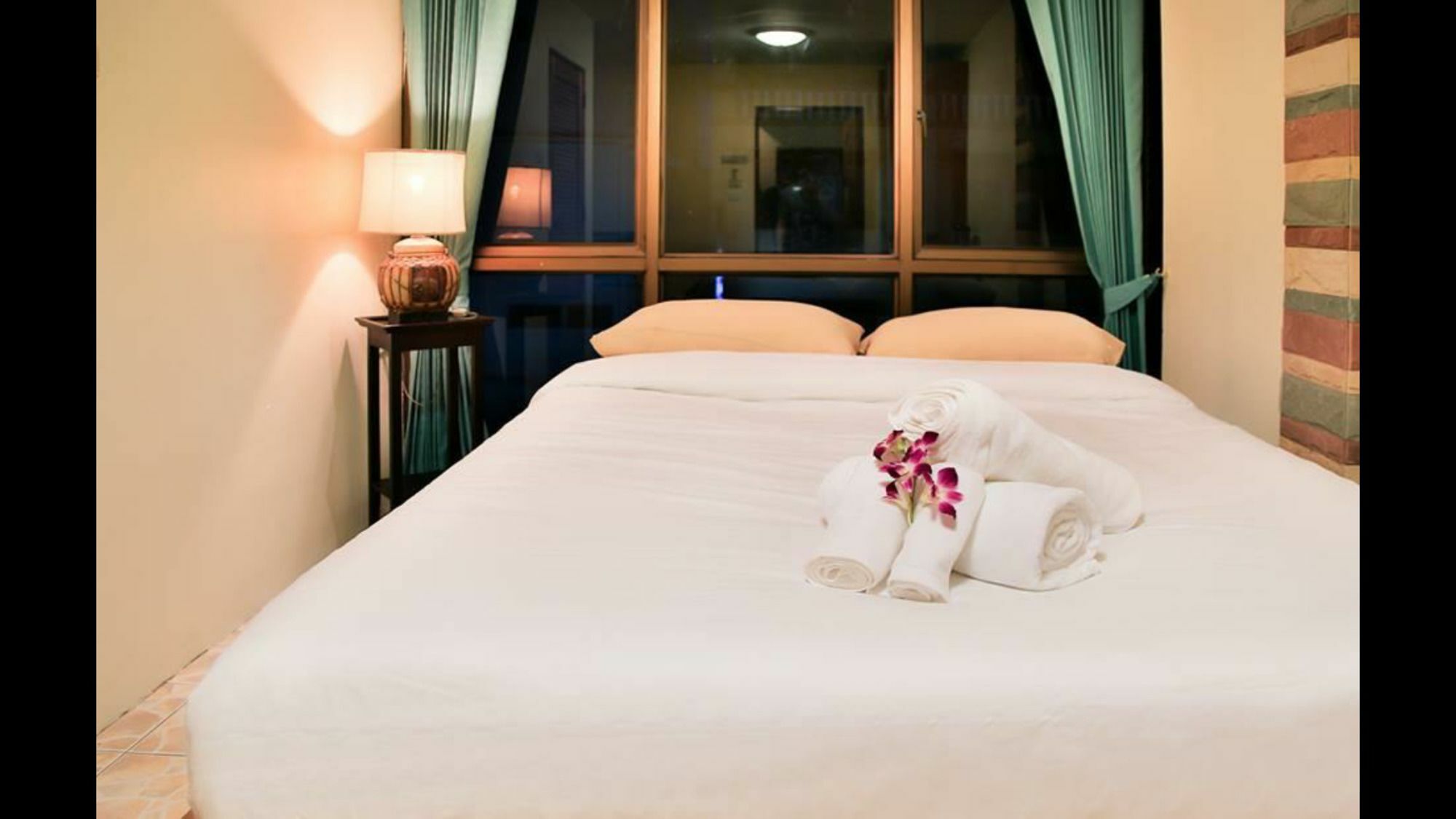 Avenue Beach Hotel Джомтиен Бийч Екстериор снимка