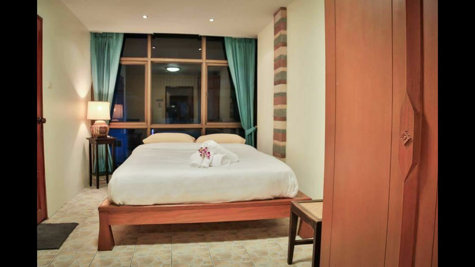 Avenue Beach Hotel Джомтиен Бийч Екстериор снимка